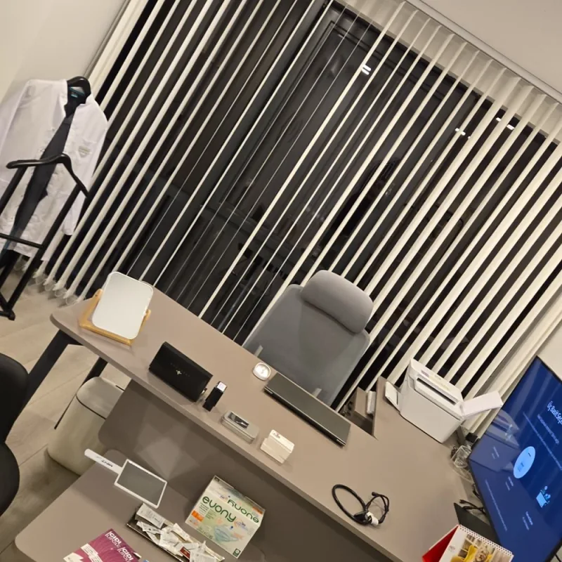 Schreibtisch mit Laptop, Drucker und grauem Bürostuhl
