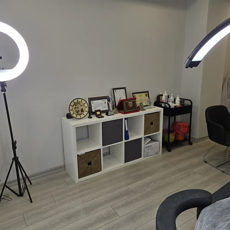 Ringlicht neben einem Regal mit Dokumenten und Auszeichnungen